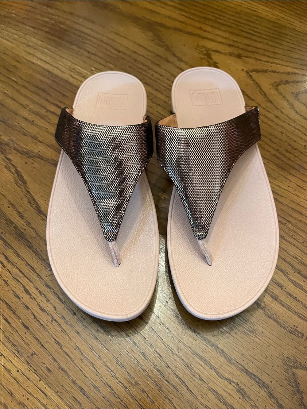 Fitflop Lulu Thong Sandals with Metallic Bronze Straps, size 8‎